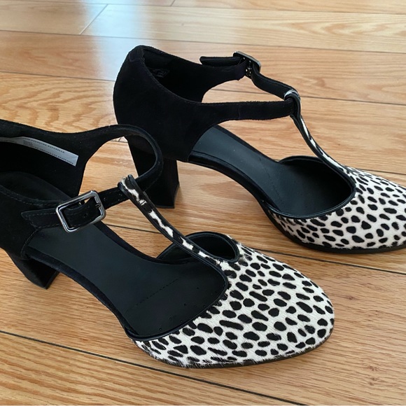 Animal print fur and black suede pump. - Picture 3 of 3
